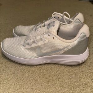 Hi! I'm selling a pair of used Nike LunarConverge.